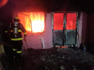 Durante las primeras horas de este sábado se registró un incendio en un domicilio de la colonia Eduardo Guerra de Torreón, las pérdidas materiales fueron de consideración. (EL SIGLO DE TORREÓN)