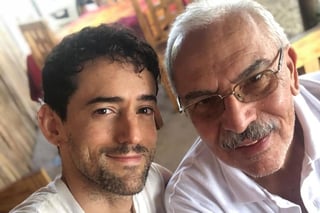 Luis Gerardo Méndez compartió varias imágenes en Instagram junto a su fallecido padre. (INSTAGRAM)  