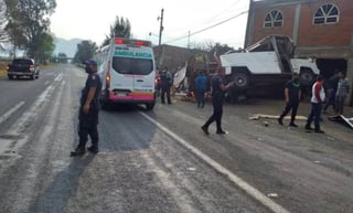 La embestida de un tráiler a un camión suburbano que transportaba cortadores de fresa dejó 16 lesionados y tres muertos, sobre la carretera Morelia-Pátzcuaro.
(EL UNIVERSAL)