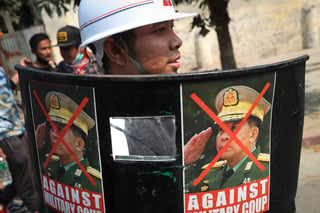En Naipyidó, la capital, los manifestantes sostenían carteles en los que se leía 'No aceptamos el golpe militar'. (AP) 