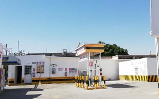 Durante la noche del sábado, dos sujetos armados asaltaron al despachador de una gasera y despojaron a un cliente de su vehículo en la colonia Moctezuma de la ciudad de Torreón. (EL SIGLO DE TORREÓN)