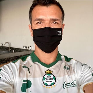 Jared Borguetti, exjugador de Santos Laguna, realizó una publicación en a través de cuenta personal de Instagram, en la que se le puede ver portando la playera de los Guerreros y un cubrebocas, quien al parecer asistió al partido.  (ESPECIAL)
