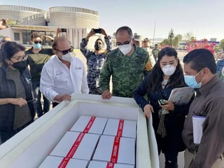 Un cargamento con 17 mil 480 dosis de la vacuna SINOVAC contra el COVID-19 llegó al aeropuerto de Torreón por la tarde de este domingo. (ESPECIAL)

