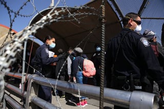 Las autoridades norteamericanas piden a los migrantes en suelo de Estados Unidos revisar el proceso en el Protocolo a Migrantes.