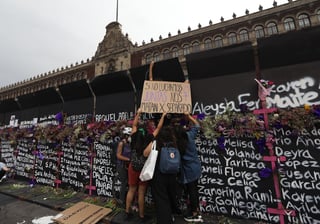 Por la tarde, decenas de mujeres y organizaciones colocaron ramos de flores sobre la contención que se ubica en el Zócalo capitalino, además pintaron cruces, figuras humanas y nombres en memoria de mujeres víctimas de violencia.