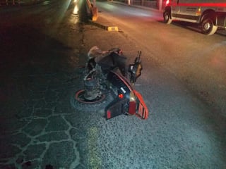 La noche del sábado un motociclista ebrio resultó lesionado tras chocar contra el camellón ante un puente vehicular. (EL SIGLO DE TORREÓN)