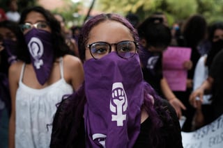 El morado se ha convertido en el estandarte del feminismo para exigir por los derechos de las mujeres, así como denunciar agresión contra el género (EFE) 