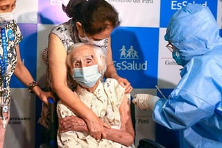 Una mujer de 104 años fue la primera adulta mayor en ser vacunada contra la COVID-19 en el Perú, donde este lunes se dio inicio a la campaña de inmunización a personas de la tercera edad, en simultáneo con miembros de las Fuerzas Armadas y de la Policía Nacional. (ESPECIAL) 
