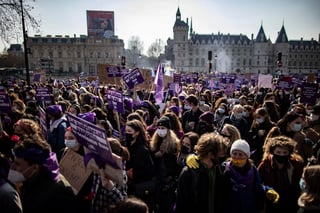 Este 8 de marzo, miles de mujeres alrededor del mundo salen a las calles para realizar marchas en pro de los derechos feministas. La conmemoración se celebra cada 8 de marzo desde 1975, establecido por la Organización de las Naciones Unidas (ONU). (EFE) 
