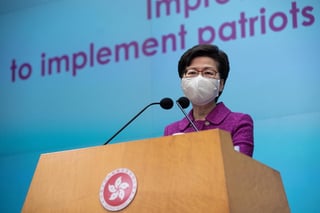 La gobernadora de Hong Kong Carrie Lam expresó el lunes que la ciudad “aplaude totalmente” una reforma electoral que intensificaría sustancialmente en control del gobierno central y excluiría a los críticos de Beijing. (ARCHIVO) 