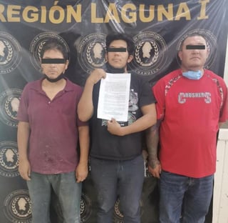 La Fiscalía General del Estado de Coahuila, Informó sobre el aseguramiento de los individuos, mismos que fueron identificados como Raúl, Ángel y Luis.
(ESPECIAL)