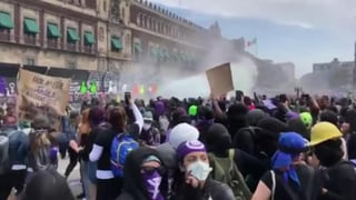 'Sí se pudo': gritaban las manifestantes mientras derrumbaban la estructura.
(ESPECIAL)