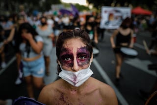 Los movimientos feministas de Argentina, que en diciembre pasado lograron que se aprobase la ley del aborto, se concentraron de nuevo este lunes en diversos puntos del país en el Día Internacional de la Mujer para poner el foco en una de sus consignas principales: el fin de los feminicidios. (EFE)