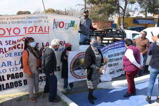 Maestros jubilados y en activo realizaron la tarde de este lunes una caravana de protesta de más de 50 vehículos en Monclova demandando que se modifique su pensión mediante cálculo en base al salario y no a las UMAS. (SERGIO A. RODRÍGUEZ)