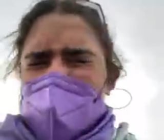 La diputada local de la Ciudad de México, Alessandra Rojo de la Vega grabó mediante una transmisión en vivo a través de su Instagram cómo oficiales de la policía que se encuentran detrás de las vallas de Palacio Nacional, la agredieron con gas lacrimógeno. (Instagram) 