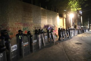 Un grupo de manifestantes se trasladó al domicilio del escritor Andrés Roemer, quien acumula 61 denuncias de violación, abuso y acoso sexual, y derribó la muralla que se colocó ayer domingo, previo a las movilizaciones con motivo del Día Internacional de la Mujer. (EL UNIVERSAL)