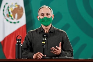 El subsecretario de Salud de México y estratega contra la pandemia, Hugo López-Gatell, informó este lunes que está 'casi totalmente recuperado' y espera reintegrarse a sus actividades esta semana. (ARCHIVO)