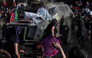 La Policía chilena dispersó con gases lacrimógenos y camiones lanzaaguas la masiva marcha. (AP) 