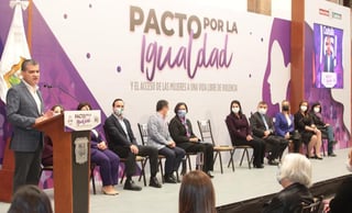 El día de ayer Riquelme firmó el Pacto por la Igualdad y el Acceso de las Mujeres a una Vida Libre de Violencia.