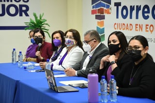 El alcalde y ediles del Ayuntamiento presentaron la convocatoria para que los ciudadanos nominen a mujeres destacadas. (FERNANDO COMPEÁN)
