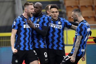 Milan Skriniar (i) celebra luego de marcar el único tanto del partido, en la importante victoria del Inter de Milan sobre Atalanta. (AP)
