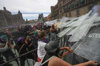 López Obrador aseguró que de no haberse instalado las vallas frente a Palacio Nacional, algunas manifestantes hubieran usado gasolina para quemar la Puerta Central. (ARCHIVO)