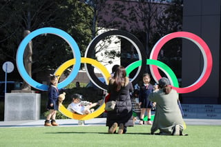 El gobierno japonés ha decidido excluir a los espectadores extranjeros de los Juegos Olímpicos y Paralímpicos de Tokio de este verano, como parte de los esfuerzos para prevenir la propagación del nuevo coronavirus, según informó la agencia Kyodo, que cita como fuentes a 'funcionarios con conocimiento del asunto'. (ARCHIVO)

