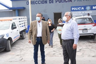 El alcalde Agustín Ramos Pérez y el Director de Seguridad Pública, Fernando Adrián Olivas Jurado, recorrieron el edificio para ver los cambios que se realizarán.
