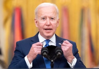 El 60% de los estadounidenses aprueba el desempeño del presidente Joe Biden y un porcentaje aun mayor avala la forma como ha respondido al coronavirus, según una encuesta dada a conocer el martes. (ARCHIVO) 
