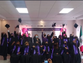 Fueron 31 mujeres las que se graduaron de la preparatoria. (CORTESÍA)