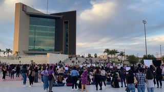 Cerca de 600 mujeres acudieron el lunes por la tarde a la explanada de la Plaza Mayor en Torreón. (EL SIGLO DE TORREÓN)