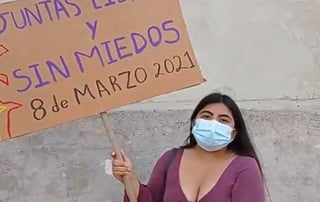 Pese a que la joven no fue acompañada durante la marcha, ésta se manifestó con un cartel a favor de los derechos de las mujeres (CAPTURA) 