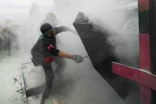 López Obrador señaló que le corresponde al gobierno de la Ciudad de México aclarar si se usó gas lacrimógeno durante la manifestación. (ARCHIVO)