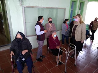 La señora Guerrero Gómez llegó por su propio pie al punto de vacunación, apoyándose de un andador, bajo el cuidado de su hija. (EL SIGLO COAHUILA)