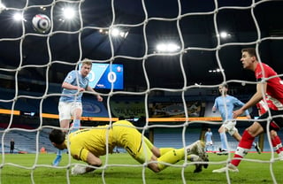 Kevin De Bruyne (i) marca el primer tanto del líder Manchester City en la victoria 5-2 sobre Southampton. (EFE)