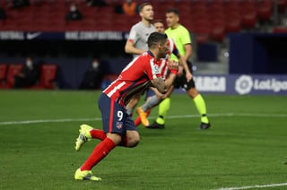 Luis Suárez marcó de penal el gol de la victoria para el Atlético. (EFE)