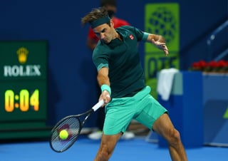 Roger Federer batalló, pero se impuso 7-6, 3-6, 7-5 a Daniel Evans en el Abierto de Catar. (EFE)