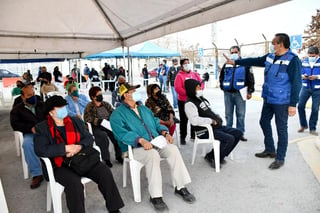 El despliegue del personal del municipio por los tres puntos de vacunación, Auditorio “Milo Martínez”, Casa Meced y la Escuela Secundaria Técnica 76, fue supervisada diariamente por el alcalde de Monclova.