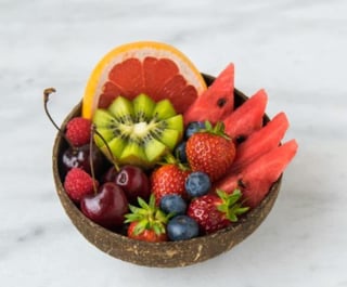 Comer frutas y verduras frecuentemente es una forma de mantener el cuerpo saludable, ya que a través de estos alimentos se pueden obtener todas las vitaminas y minerales necesarios para el buen funcionamiento del organismo, explica la Secretaría de Salud. (Especial) 