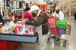 La reincorporación de los adultos mayores como empacadores voluntarios a los supermercados se da de manera gradual. (CORTESÍA)