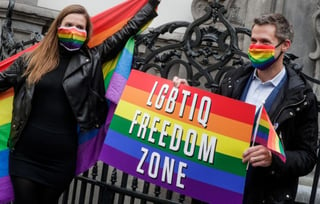 La Eurocámara apreció que estas 'zonas libres de LGBTIQ” son solo una parte del 'aumento de la discriminación y los ataques' que el colectivo sufre en Polonia, promovido 'por parte de las autoridades públicas y los medios de comunicación progubernamentales' y destacó también el 'deterioro de la situación en Hungría'.
(ARCHIVO)
