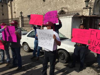 El evento se debió celebrar en el restaurante de un céntrico hotel de la ciudad, pero en el exterior un reducido grupo de militantes de Morena Monclova iniciaron una protesta con pancartas, repudiando a sus dirigentes local y estatal.