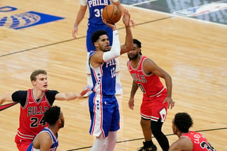Tobias Harris encestó 24 puntos y los 76ers de Filadelfia ganaron el jueves 127-105 a los Bulls de Chicago pese a las ausencias de sus astros Joel Embiid y Ben Simmons, afectados por una medida de rastreo de contactos.(AP)
