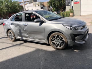 Los primeros peritajes indicaron que un vehículo Kia Río, modelo 2021, color gris, conducido por María de 20 años de edad, se desplazaba de sur a norte por la calle Juan E. García.
(EL SIGLO DE TORREÓN)