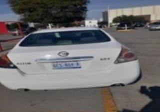 Auto con reporte de robo en el estado de Chihuahua es localizado en Gómez Palacio, la unidad portaba placas falsas. (ESPECIAL)
