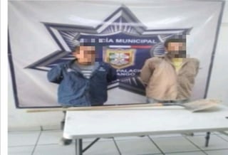 Caen dos hombres con falsos uniformes de SIDEAPA, dañaban el pavimento cuando fueron sorprendidos por los agentes de la Dirección de Seguridad Y Protección Ciudadana de Gómez Palacio. (ARCHIVO)
