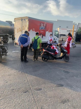 Motociclista termina lesionada luego ser impactada por el operador de un camión de reparto de productos lácteos, el probable responsable del choque fue asegurado en el lugar del accidente. (ARCHIVO)
