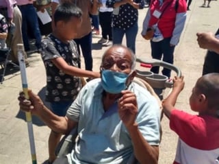 A través de redes sociales, la periodista oaxaqueña Paulina Ríos documentó la historia de un niño originario de San Isidro Monjas, quien llevó a vacunar contra Covid-19 a su abuelo de 75 años. (Especial) 