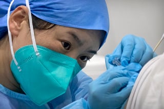 Hasta finales de febrero, China había administrado 52.5 millones de dosis de vacunas. (AP) 