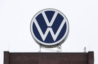 El consorcio automovilístico alemán Volkswagen suprimirá hasta finales de 2023 miles de puestos de trabajo, principalmente en las plantas de la marca en Alemania y a través de un plan que combina jubilaciones y frena nuevas contrataciones. (ARCHIVO)